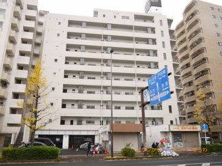 【外観】 | モダンでスタイリッシュな印象を与えるグレーを基調とした外観。