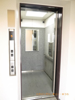 【その他共用部分】 | 階段移動の手間を省く現代の必需設備です。