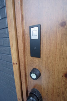 【防犯設備】 | 【仲介手数料無料！！】府中市小柳町4丁目　新築戸建て（全1棟）1号棟　4390万円 | 玄関扉はカードキー対応