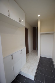 【玄関】 | 【仲介手数料無料！！】府中市小柳町4丁目　新築戸建て（全1棟）1号棟　4390万円 | 奥にも収納があります。