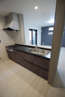 【キッチン】 | 【仲介手数料無料！！】府中市小柳町4丁目　新築戸建て（全1棟）1号棟　4390万円 | 2.55m幅のI型キッチン