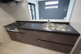 【キッチン】 | 【仲介手数料無料！！】府中市小柳町4丁目　新築戸建て（全1棟）1号棟　4390万円 | 人造大理石トップ