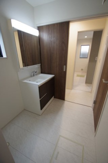 【脱衣所】 | 【仲介手数料無料！！】府中市小柳町4丁目　新築戸建て（全1棟）1号棟　4390万円 | 家事動線に配慮されたレイアウト