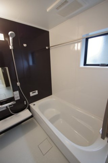 【浴室】 | 【仲介手数料無料！！】府中市小柳町4丁目　新築戸建て（全1棟）1号棟　4390万円 | 1坪1616タイプのユニットバス、乾燥・暖房・換気・涼風付きです。