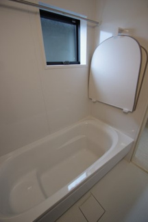 【浴室】 | 【仲介手数料無料！！】府中市小柳町4丁目　新築戸建て（全1棟）1号棟　4390万円 | 腰掛付きの浴槽