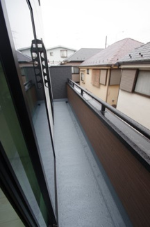 【バルコニー】 | 【仲介手数料無料！！】府中市小柳町4丁目　新築戸建て（全1棟）1号棟　4390万円 | 南面バルコニー（物干し付き）