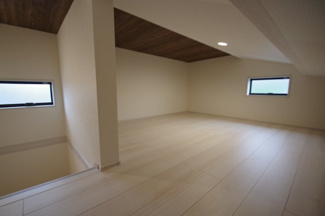 【収納】 | 【仲介手数料無料！！】府中市小柳町4丁目　新築戸建て（全1棟）1号棟　4390万円 | 「屋根裏収納」は常設階段で入室できるので、物の出し入れが楽です。