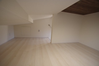 【収納】 | 【仲介手数料無料！！】府中市小柳町4丁目　新築戸建て（全1棟）1号棟　4390万円 | 屋根裏収納の高さは、建築基準法により最大高さは1.4以下に制限されています。