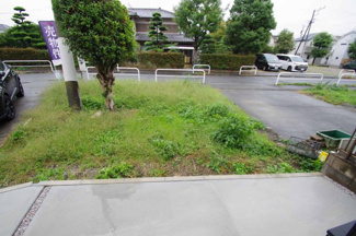 【前面道路含む現地写真】 | 【仲介手数料無料！！】府中市小柳町4丁目　新築戸建て（全1棟）1号棟　4390万円 | 草が生えていますが、法律上は道路で府中市道です。