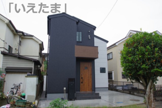 【外観】 | 【仲介手数料無料！！】府中市小柳町4丁目　新築戸建て（全1棟）1号棟　4390万円 | 玄関前が広く、車種によっては２台駐車も出来そうです。