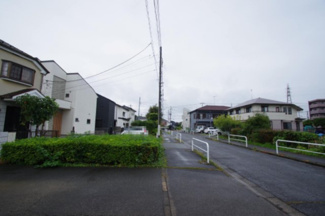 【前面道路含む現地写真】 | 歩道と、緑道的な部分が広くなっています。