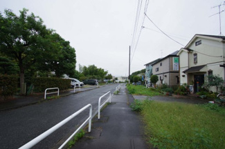 【前面道路含む現地写真】 | 画面の一番奥に小柳小学校があります。