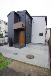 【外観】 | 【仲介手数料無料！！】府中市小柳町4丁目　新築戸建て（全1棟）1号棟　4390万円 | 玄関前のスペースが広いので駐輪場に困ることは無いです。