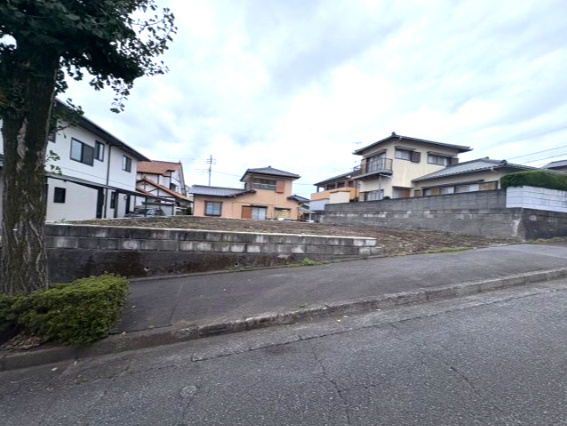 売土地　富士市富士見台6丁目（270.26㎡・81.75坪）の前面道路含む現地写真