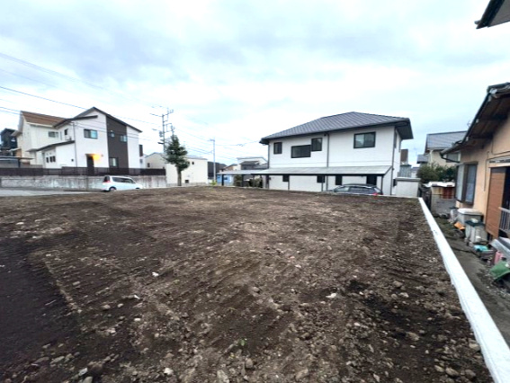 売土地　富士市富士見台6丁目（270.26㎡・81.75坪）の前面道路含む現地写真