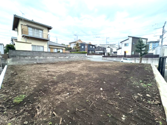 売土地　富士市富士見台6丁目（270.26㎡・81.75坪）の前面道路含む現地写真
