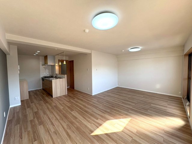 令和７年７月リフォーム完了につき即入居可能◆開放感のある間取り◆収納スペース豊富◆ユニハイム膳所の居間・リビング|リビング