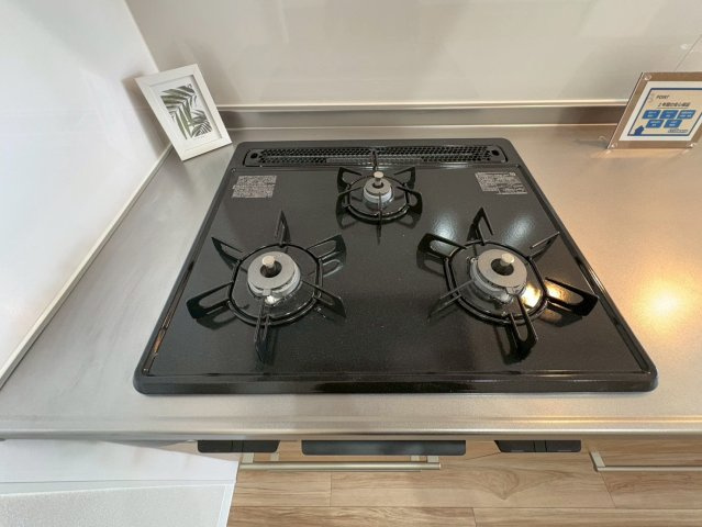 令和７年７月リフォーム完了につき即入居可能◆開放感のある間取り◆収納スペース豊富◆ユニハイム膳所のキッチン|コンロ