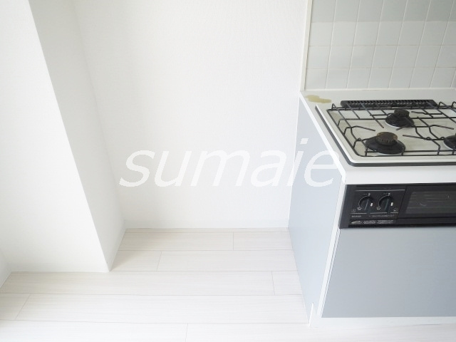 アーベインハイツのキッチン|キッチン横に冷蔵庫置き場です♪