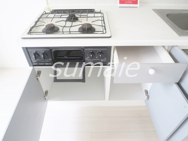 アーベインハイツのキッチン|3口コンログリル付きのシステムキッチン！