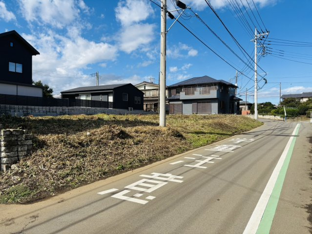 敷地面積93坪　売地　狭山市上広瀬の前面道路含む現地写真|前面道路約６ｍに１８ｍ以上の接道！お車の出し入れもラクラクです♪