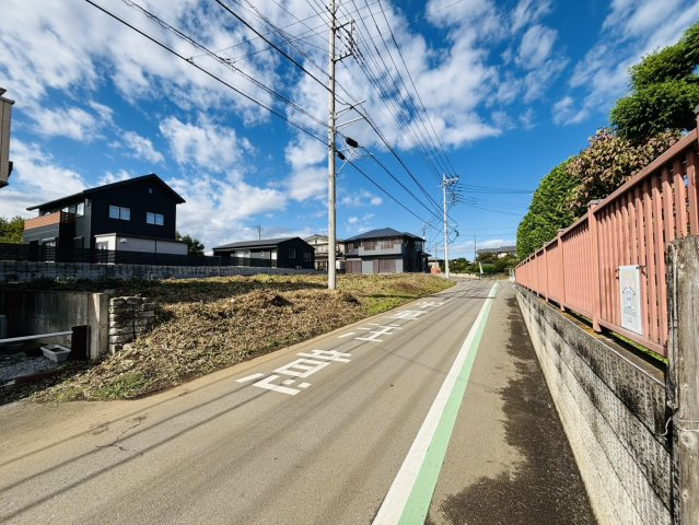 敷地面積93坪　売地　狭山市上広瀬の前面道路含む現地写真