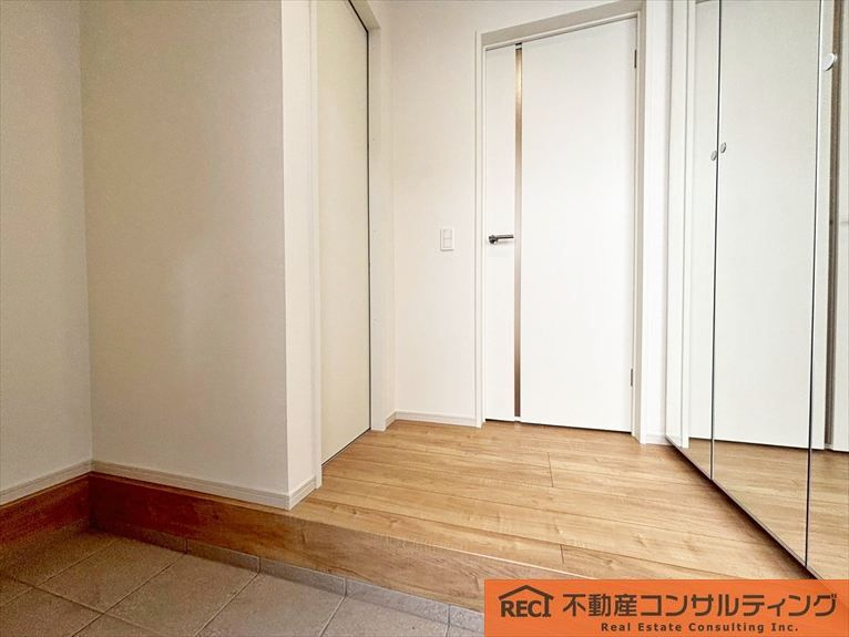 西宮市石在町　新築戸建の玄関