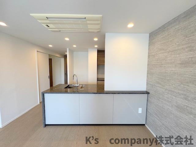 ◎藤沢市鵠沼海岸1丁目　クリオ鵠沼海岸グランロア　204号室のダイニング|リビングにいるご家族を感じながらお料理ができるカウンターキッチン☆