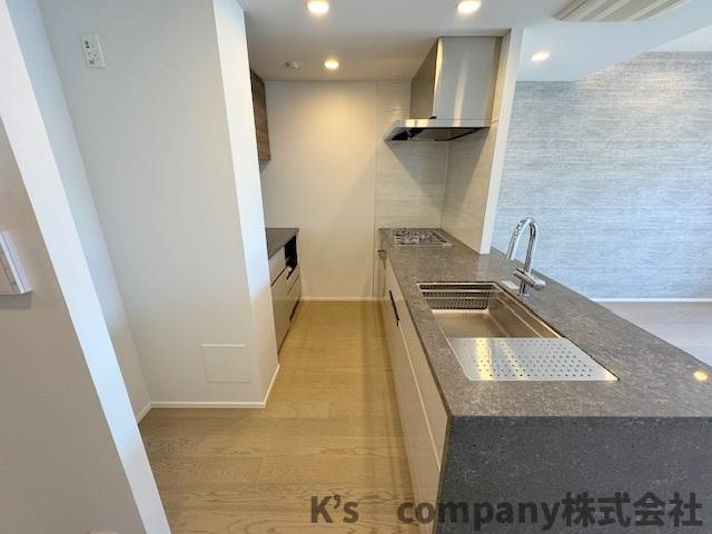 ◎藤沢市鵠沼海岸1丁目　クリオ鵠沼海岸グランロア　204号室のキッチン|ご家族が自然と集まるカウンタ―キッチン☆