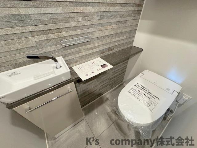 ●藤沢市鵠沼海岸1丁目　クリオ鵠沼海岸グランロア　204号室のトイレ|ペーパー類やお掃除用品を収納できる棚付きのトイレ☆