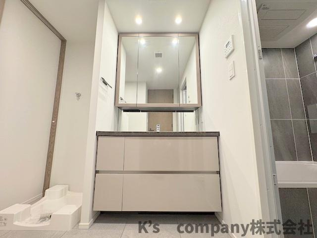 ●藤沢市鵠沼海岸1丁目　クリオ鵠沼海岸グランロア　204号室の独立洗面台|ゆったりとしたスペースの洗面化粧台☆