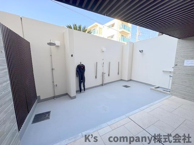 ●藤沢市鵠沼海岸1丁目　クリオ鵠沼海岸グランロア　204号室のその他|海からの帰りに砂を落として自宅に入れる共用のシャワースペース◇