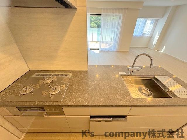 ◎藤沢市鵠沼海岸1丁目　クリオ鵠沼海岸グランロア　204号室のキッチン|床との統一感のある優しい色合いのシステムキッチン♪