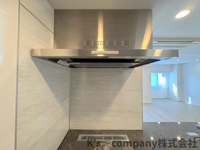 ◎藤沢市鵠沼海岸1丁目　クリオ鵠沼海岸グランロア　204号室のキッチン|お手入れのしやすいスリムタイプのレンジフード☆