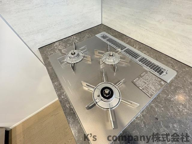 ●藤沢市鵠沼海岸1丁目　クリオ鵠沼海岸グランロア　204号室のキッチン|三口ガスコンロでお料理の幅が広がります◇