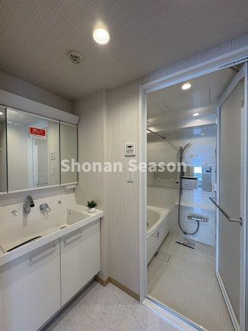 【独立洗面台】 | 髪の毛のセットや身支度もしやすい大きな三面鏡付洗面台に新規交換。