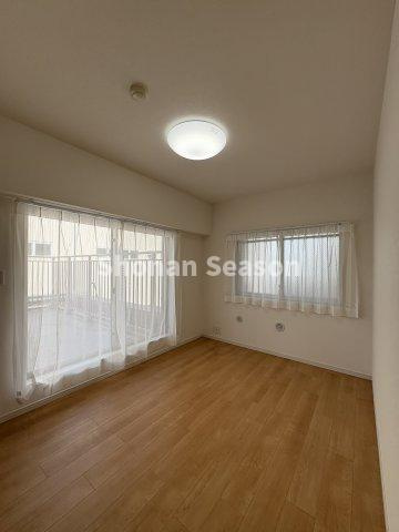 【洋室】 | ２面採光の室内は、風通し良く気持ちよい住環境です。