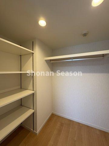 【収納】 | 衣替えの手間も省ける！大容量のWICが備わっております。