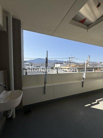 【バルコニー】 | 急な雨も安心のインナーバルコニーは、洗濯物もたくさん干せますよ。