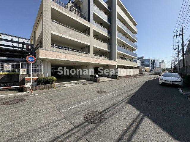 【外観】 | 内装リフォームの気持ち良く新生活がお迎えできる中古マンションです。
お買い物施設が徒歩圏に点在し、暮らしやすいエリアとなっています。