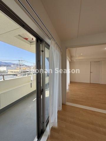 【内装】 | ルーフバルコニーが隣接する開放感たっぷりのお部屋で暮らしませんか☆