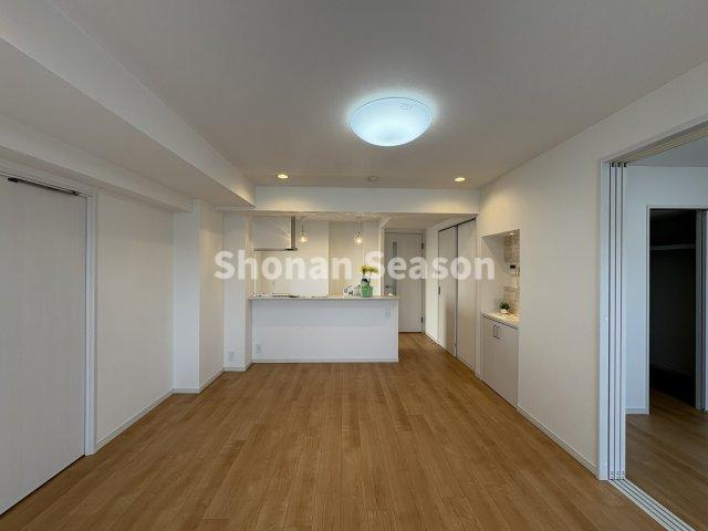 【居間・リビング】 | シーリング・ダウンライトが備わり、新生活スタートもしやすいです。