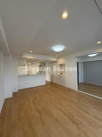 【居間・リビング】 | 隣接する洋室を開放すれば一体利用でき、広々開放的◎