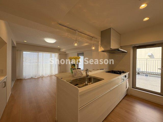 【キッチン】 | お料理をしながらご家族と会話が弾む、対面キッチンです。