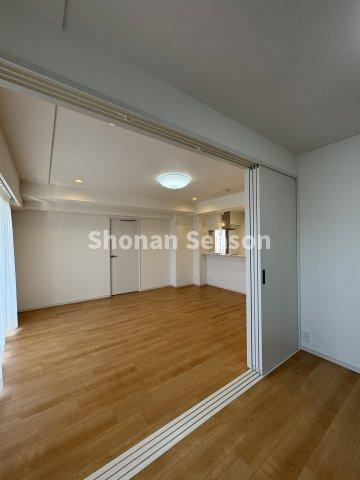 【内装】 | LDKに繋がる洋室は、お子さまのプレイルームにしたり使い方様々♪