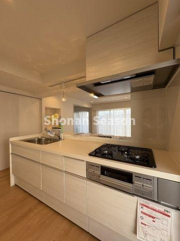 【キッチン】 | 広々としたシンクに作業台で、お料理もしやすいシステムキッチンを搭載！