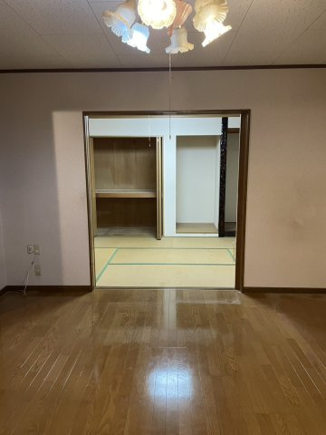 滋賀県甲賀市甲南町希望ヶ丘本町10丁目中古住宅の居間・リビング