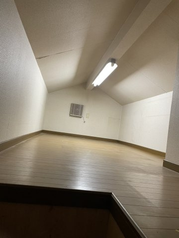 滋賀県甲賀市甲南町希望ヶ丘本町10丁目中古住宅のその他|寝室内の屋根裏収納スペース