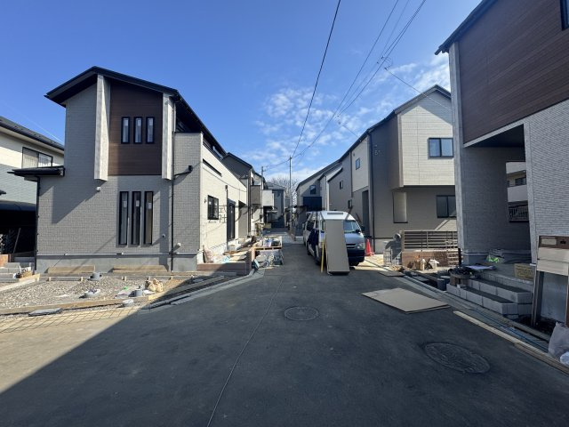 東村山市秋津町4丁目・全7棟　新築一戸建　6号棟の前面道路含む現地写真