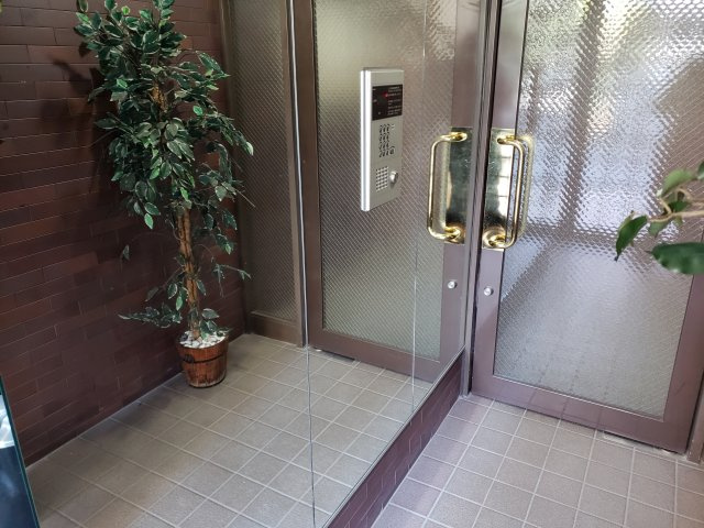 エフレジデンス17番館のエントランス